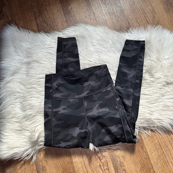 ATHLETA Ultimate 7/8 Leggings In Black Camouflage - Picture 2 of 5